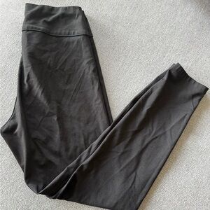 HUE Black and Gray Patterned Leggings